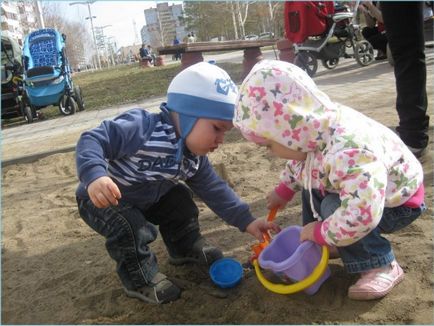 Imagini și fotografii ale copiilor în nisip