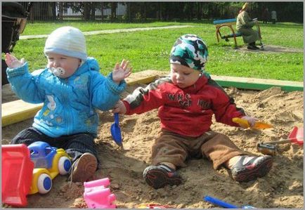 Imagini și fotografii ale copiilor în nisip