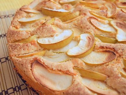 Класичний бісквітний пиріг з яблуками
