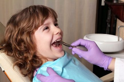 Komorowski - fogak kitörése, hasmenés során fogzás gyermekeknél, ezüst fogak, az első tünetek