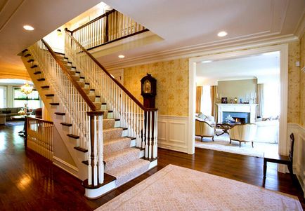 Coridor cu scări până la scara de ieșire de la etajul al doilea, fotografie de la hol și design de dulapuri, în casă