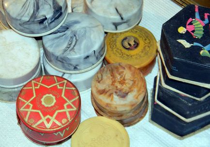 Cosmetică în URSS - cutii de pulbere și pulbere sovietice