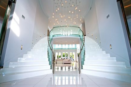 Szép belső előszoba lépcsővel magánlakásokban, fotó tervezés folyosó, lobby, fából