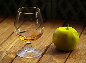 Băutură alcoolică puternică cu mere