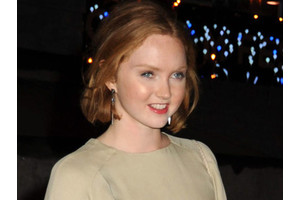 Lily Cole este obosită să se lupte cu cosuri - ziua femeii