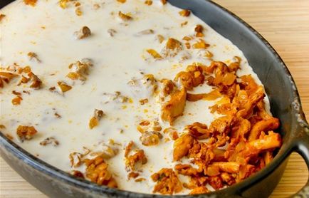 Fried chanterelles tejfölös egy serpenyőben recept fényképpel (születésnapi torták fotókkal) Fried chanterelles tejfölös egy serpenyőben recept egy fotó