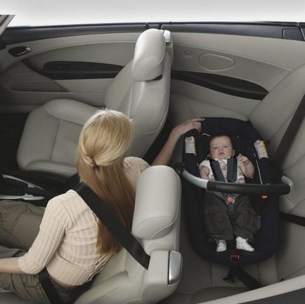 Crăciun pentru nou-născuți în mașină, care transportă scaune auto