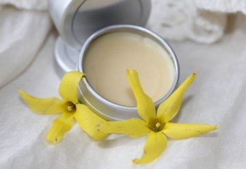 Uleiul de proprietăți ylang-ylang și aplicarea în cosmetologie, pentru unghii