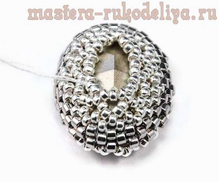 Maestru-clasa pe banda de prelucrare delicata de cristale de bijuterii și perle Swarovski