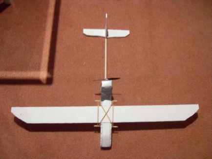 Modelul Glider cu mâinile proprii, cu posibilitatea de control radio