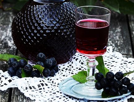 Tinctura de chokeberry negru pe vodcă, alcool și lună