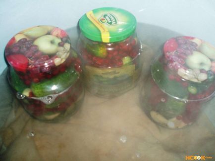 Огірки з червоною смородиною - рецепт з фото маринованої закуски на зиму
