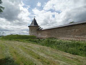 Raportați o călătorie de la Pskov la Pechory și Izborsk, călătorii independente