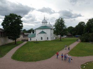 Raportați o călătorie de la Pskov la Pechory și Izborsk, călătorii independente