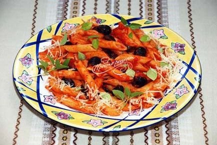 Паста з оливками, помідорами і сиром - рецепт з фото
