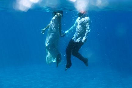 Приголомшлива підводний фотосесія з нагоди заручин