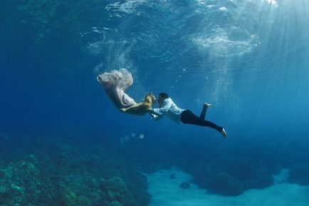 Приголомшлива підводний фотосесія з нагоди заручин