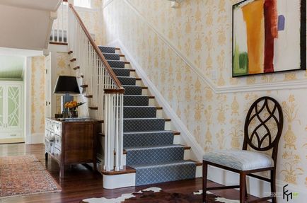Atractiv hol interior cu o scară într-o casă privată cu propriile mâini opțiuni și stiluri
