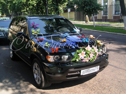 Прокат весільних прикрас на машину