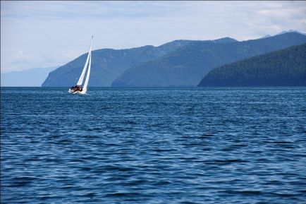 Râul curge din Baikal, fotografii ale hangarului de la sursă