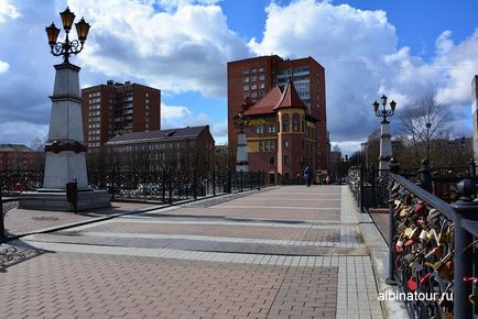 Halászfalu és Jubilee Bridge Kalinyingrád nyílik a világítótorony fotó (falu) Halászfalu és Jubilee Bridge Kalinyingrád kilátás a világítótorony fotó