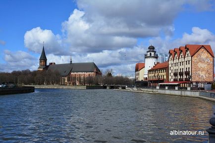 Halászfalu és Jubilee Bridge Kalinyingrád nyílik a világítótorony fotó (hal) Halászfalu és Jubilee Bridge Kalinyingrád kilátás a világítótorony fotó
