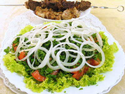 Salate pentru kebab shish, ale căror rețete vor ajuta la acoperirea mesei ospitaliere a fiecărui fermier