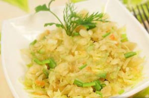 Салат із квашених огірків з картоплею, їжа з села