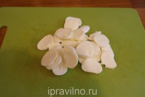 Friss saláta, avokádó és mozzarella sajt