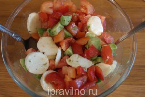 Салат зі свіжих овочів з авокадо і сиром моцарелла