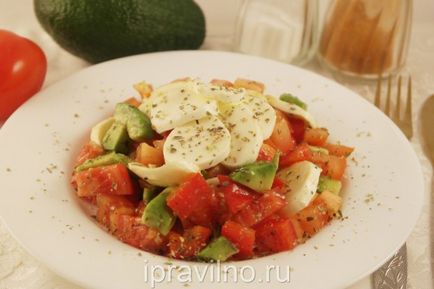 Salată proaspătă de legume cu brânză de avocado și mozzarella