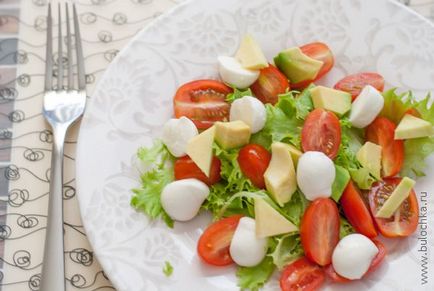 Salata cu avocado, cireșe și mozzarella