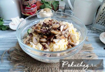 Салат з крабовими паличками і грибами - рецепт з фото