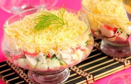 Salată cu pui și cârje de crab