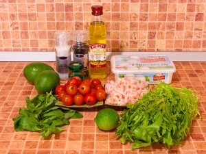 Салат з моцарелою, помідорами, креветками і авокадо