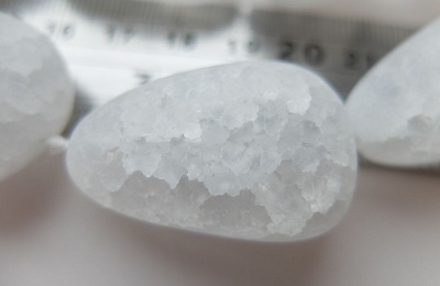Цукровий кварц молочний і сніжний, магічні властивості каменю за знаком зодіаку