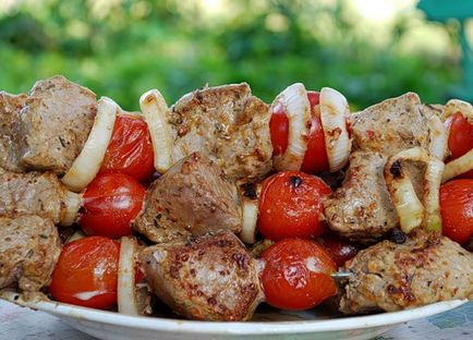 Veal shish kebab în vin roșu cu roșii de cireșe - shish kebab de la 1001 de mâncare