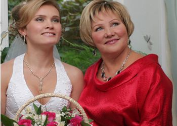 Поради весільних стилістів як правильно одягнутися мамі нареченого і нареченої