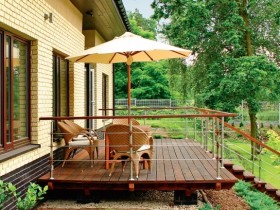 Creați o zonă de odihnă cu mâinile noastre, o terasă, un patio și un foișor pentru un teren de vacanță în exemplele de fotografie