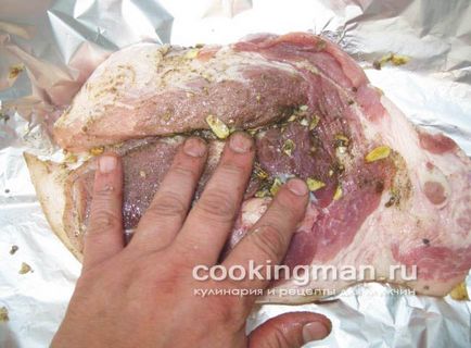 Свинина запечена в фользі під багаттям - кулінарія для чоловіків