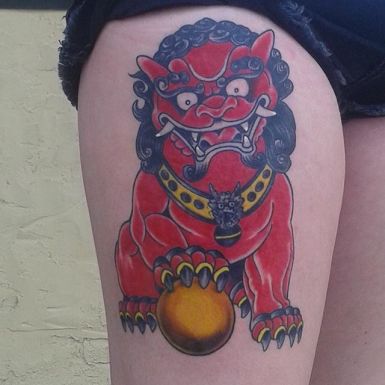 Oroszlán tetoválás egy Buddha vagy egy kutya fu