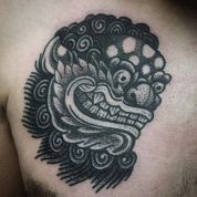 Un tatuaj al unui buddha leu sau un câine fu