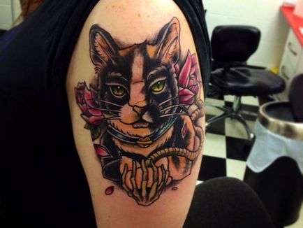 Exprimând dragostea pentru animalul dvs. de companie prin intermediul unui tatuaj cu un tatuaj pe pisică