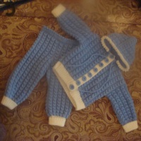 Costume tricotate pentru nou-nascuti cu ace de tricotat