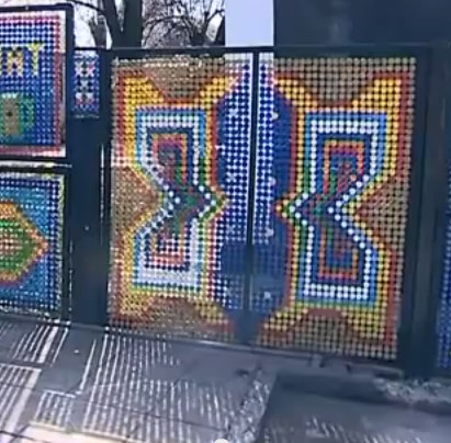Kerítés sapkák műanyag palackok - csodálatos villa (burkolatok) Kerítés sapkák műanyag palackok - csodálatos villa