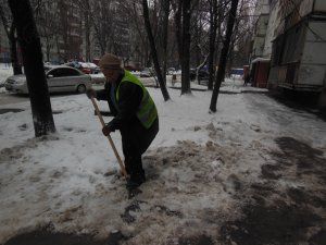 Запорізькі двірники борються зі снігом льодорубами - стрічка новин запорожья