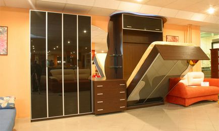 A tükör a teremben Feng Shui létre egy harmonikus kialakítás (Make a hátulról megvilágított tükör) A tükör a teremben Feng Shui létre egy harmonikus kialakítás