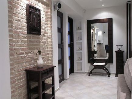 A tükör a teremben Feng Shui létre egy harmonikus kialakítás (Make a hátulról megvilágított tükör) A tükör a teremben Feng Shui létre egy harmonikus kialakítás