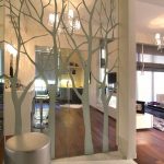 A tükör a teremben Feng Shui létre egy harmonikus kialakítás (Make a hátulról megvilágított tükör) A tükör a teremben Feng Shui létre egy harmonikus kialakítás