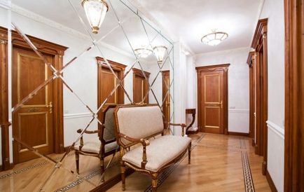 A tükör a teremben Feng Shui létre egy harmonikus kialakítás (Make a hátulról megvilágított tükör) A tükör a teremben Feng Shui létre egy harmonikus kialakítás